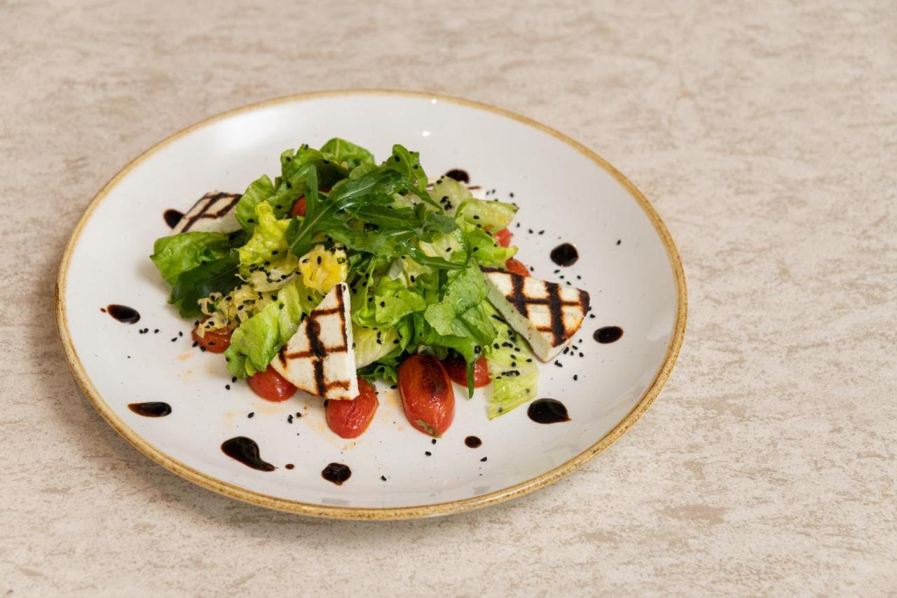 塞萨洛尼基假日酒店 外观 照片 A salad with balsamic vinegar