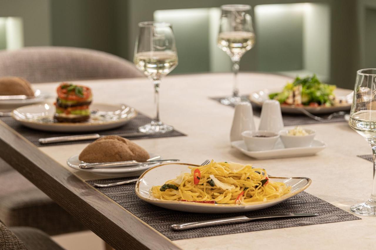塞萨洛尼基假日酒店 外观 照片 A meal served in the First Class lounge at Frankfurt Airport
