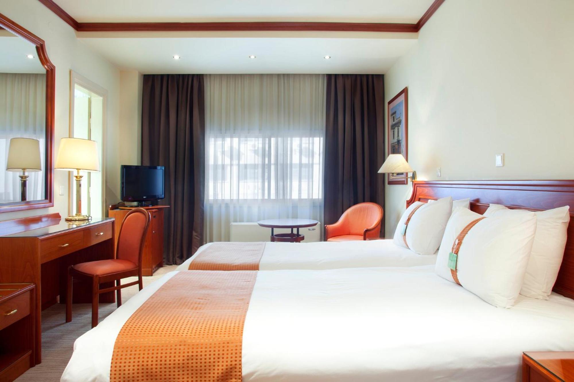 塞萨洛尼基假日酒店 外观 照片 A room at the Holiday Inn, London-Kensington