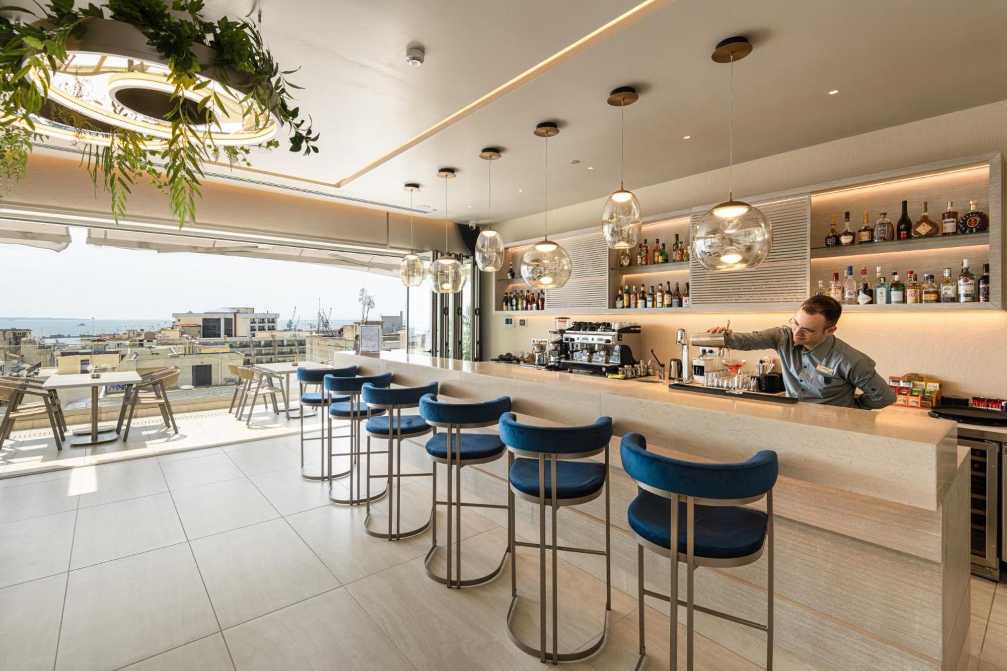 塞萨洛尼基假日酒店 外观 照片 The bar at the 100th floor